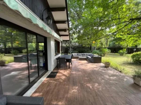Maison de charme à Savigny-sur-Clairis avec piscine et sauna.